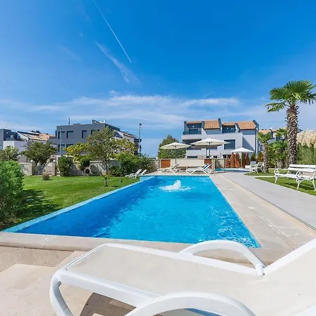 شقة Moderne Ferienwohnung Direkt Am Mit 2 Pools, Klima, Wlan, Meerblick, Terrasse, Grill Und Parkplatz