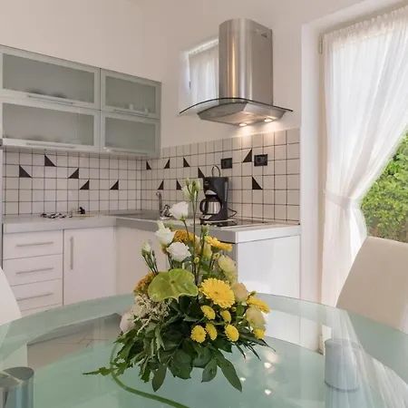 Moderne Ferienwohnung Direkt Am Mit 2 Pools, Klima, Wlan, Meerblick, Terrasse, Grill Und Parkplatz شقة