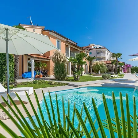 Moderne Ferienwohnung Direkt Am Mit 2 Pools, Klima, Wlan, Meerblick, Terrasse, Grill Und Parkplatz شقة *