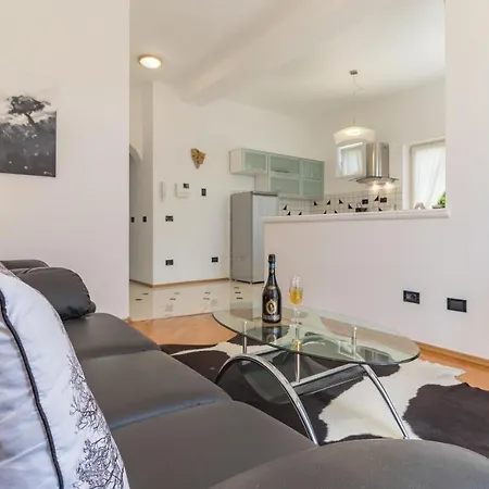 Moderne Ferienwohnung Direkt Am Mit 2 Pools, Klima, Wlan, Meerblick, Terrasse, Grill Und Parkplatz شقة ميدولين