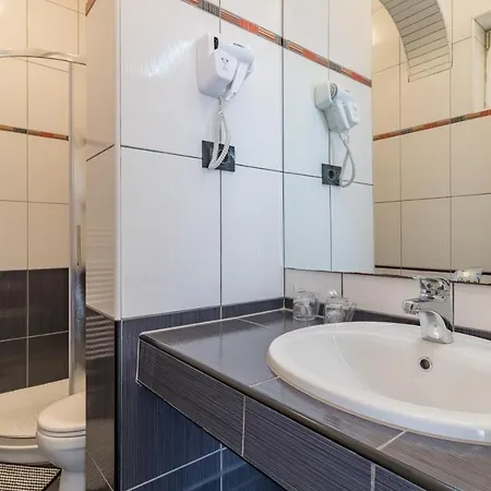 شقة Moderne Ferienwohnung Direkt Am Mit 2 Pools, Klima, Wlan, Meerblick, Terrasse, Grill Und Parkplatz *