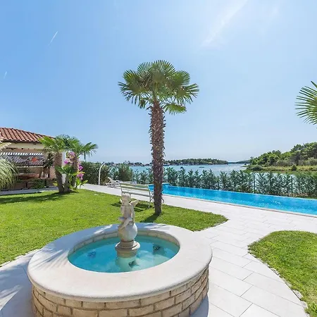 Moderne Ferienwohnung Direkt Am Mit 2 Pools, Klima, Wlan, Meerblick, Terrasse, Grill Und Parkplatz شقة
