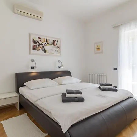 Moderne Ferienwohnung Direkt Am Mit 2 Pools, Klima, Wlan, Meerblick, Terrasse, Grill Und Parkplatz شقة