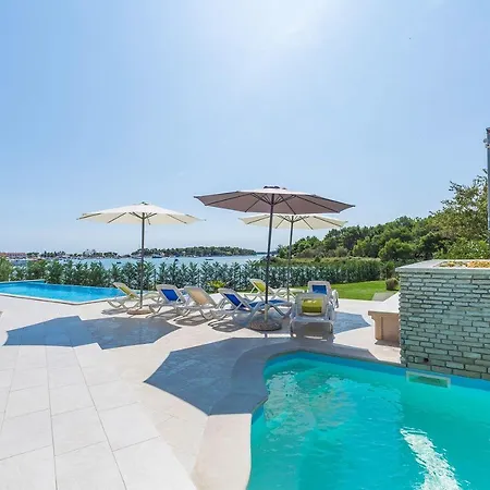 Moderne Ferienwohnung Direkt Am Mit 2 Pools, Klima, Wlan, Meerblick, Terrasse, Grill Und Parkplatz شقة