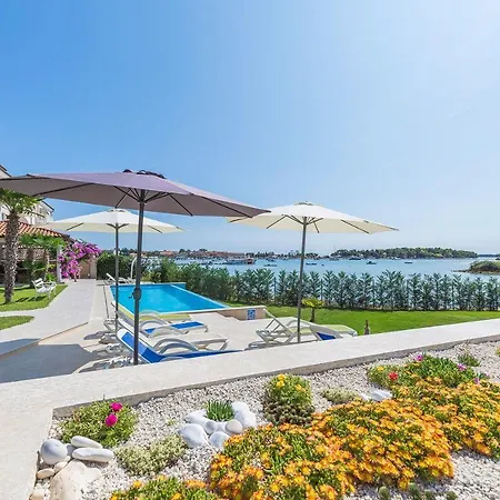 Moderne Ferienwohnung Direkt Am Mit 2 Pools, Klima, Wlan, Meerblick, Terrasse, Grill Und Parkplatz *