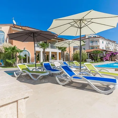 Moderne Ferienwohnung Direkt Am Mit 2 Pools, Klima, Wlan, Meerblick, Terrasse, Grill Und Parkplatz *